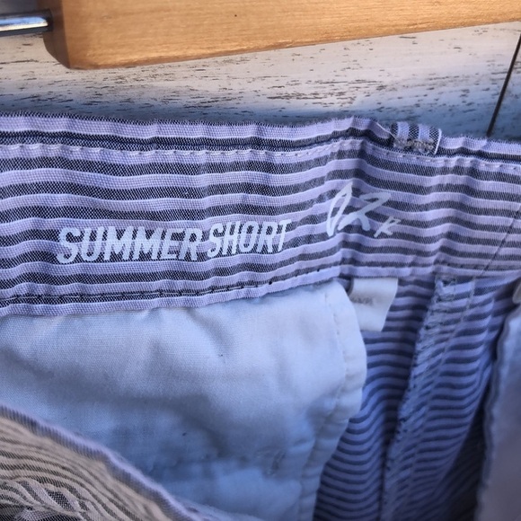 KHAKIS by GAP High Rise Grey Stripe shorts | SIZE 2 - Picture 3 of 6